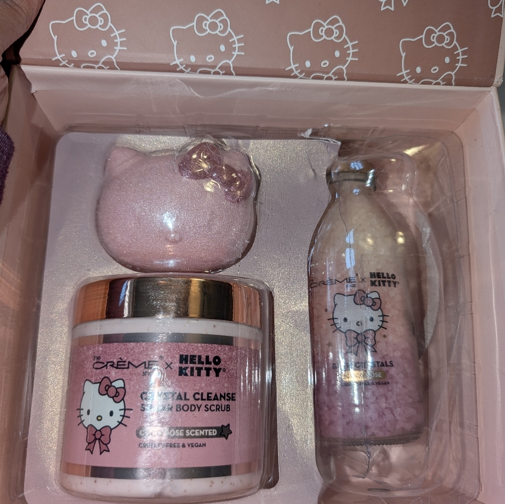The Crème Shop x Hello Kitty Lovely Luxury Spa 3 Piece Set - Picture 4 of 5